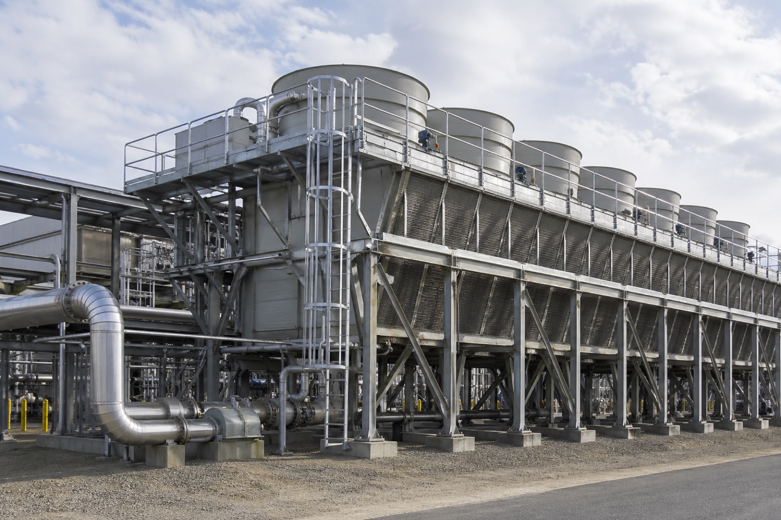 Fin fan air cooled heat exchanger units on an industrial process site