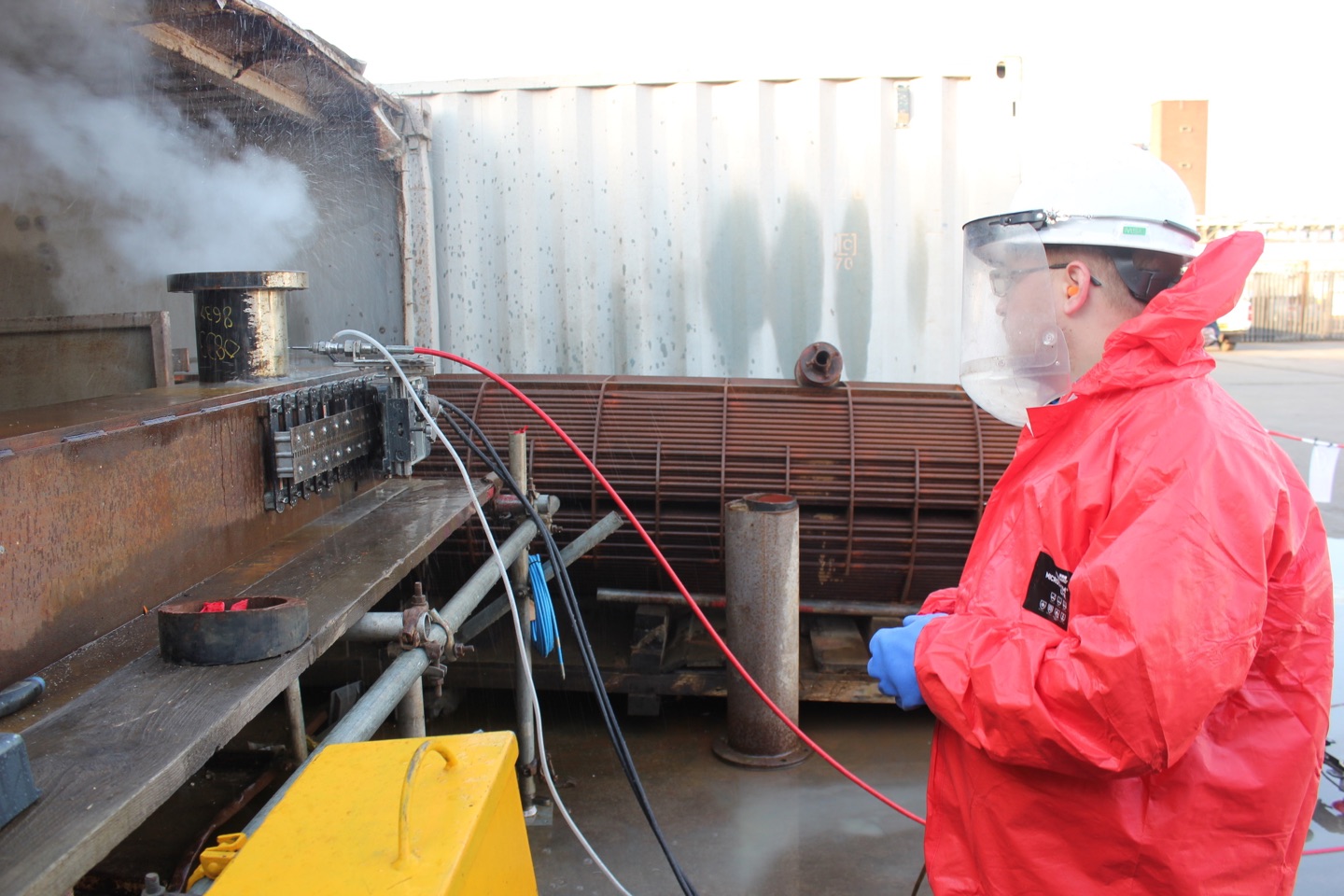 Operative monitoring cold cutting process during live works