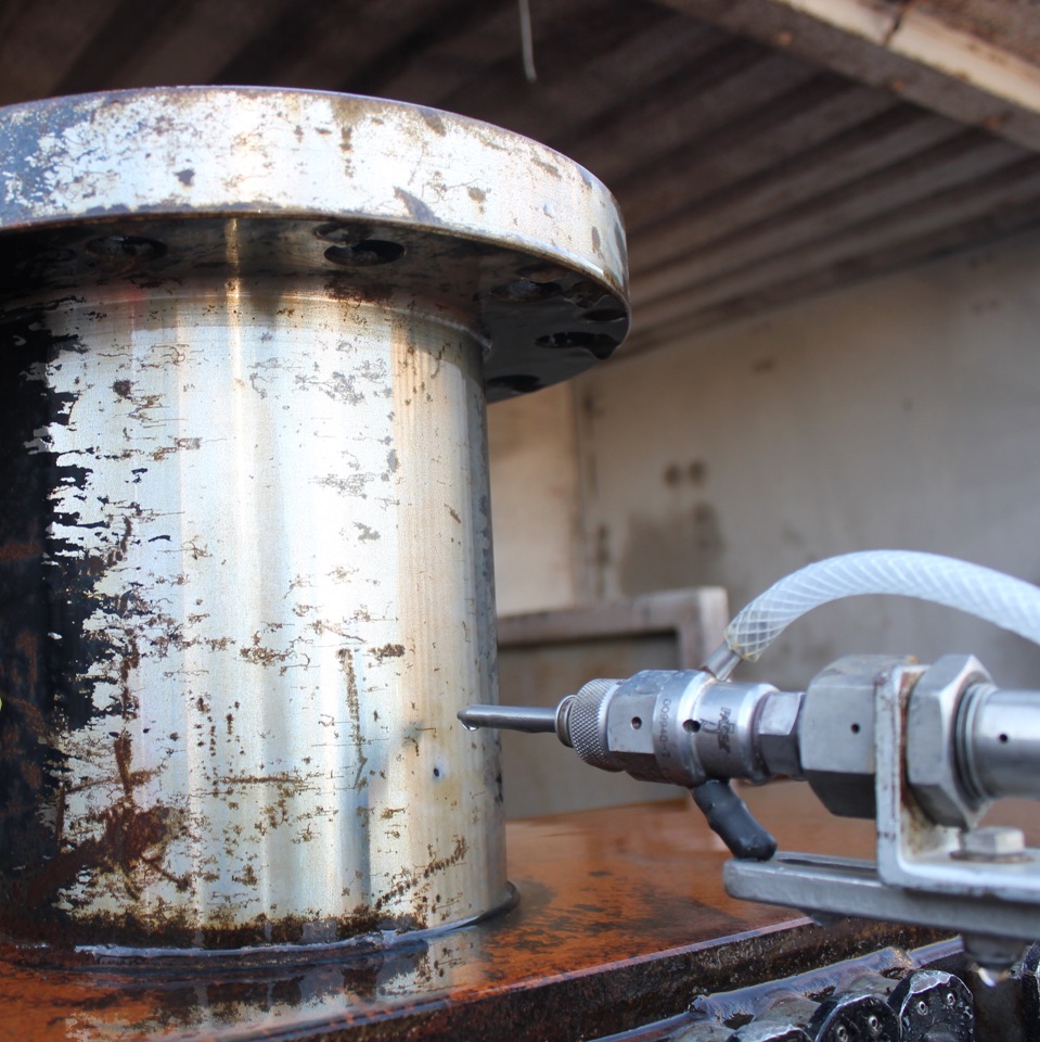 Cold cutting nozzle aligned with steel flange ahead of cutting