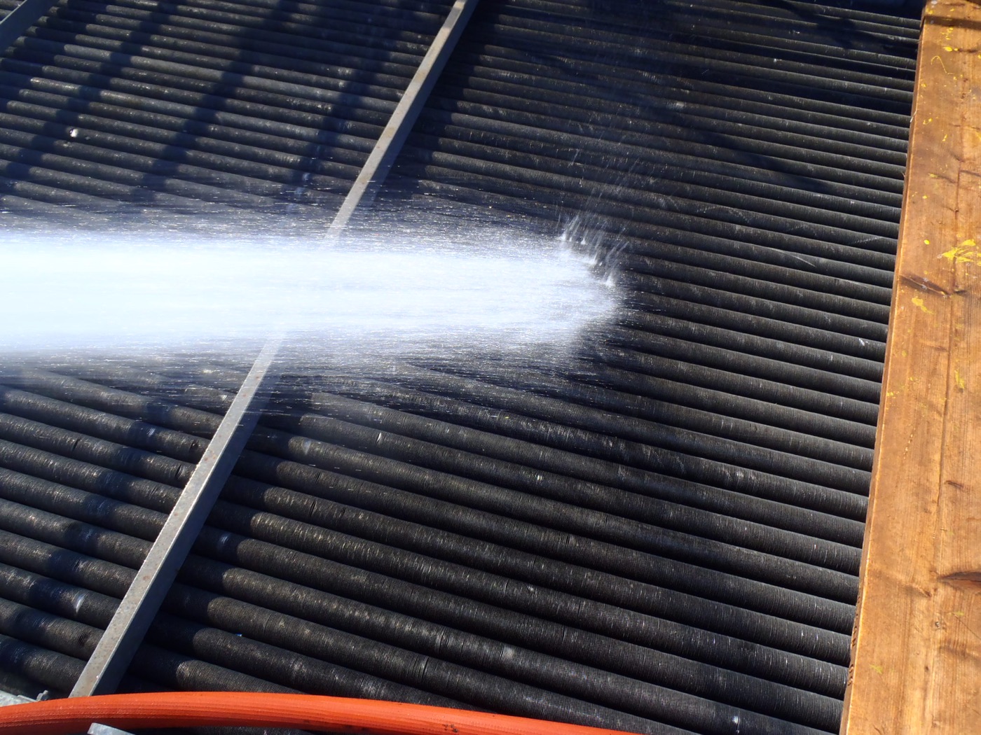 Close view of water cleaning across ACHE finned tubes