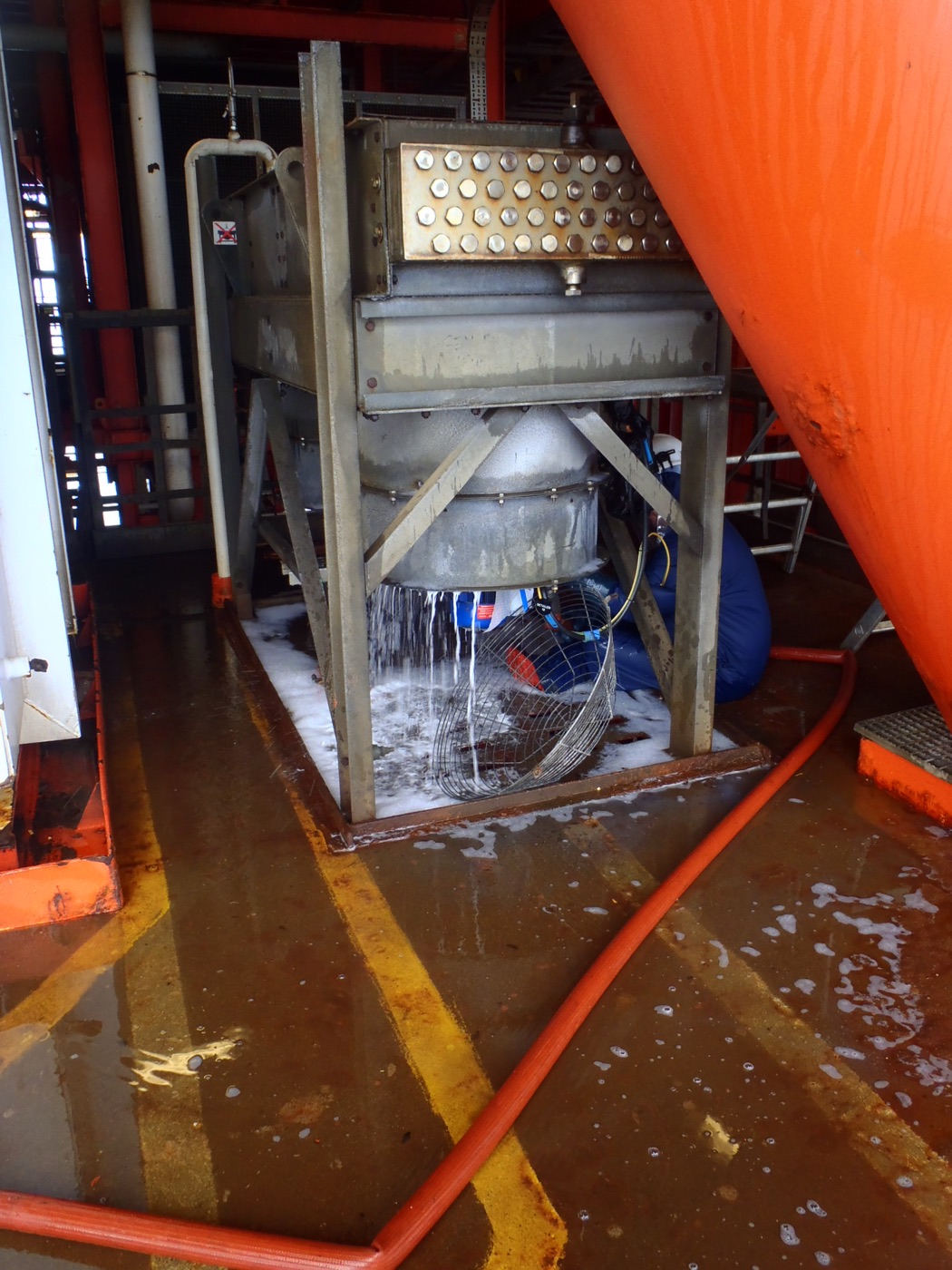 Internal plenum cleaning with water and foam controlled below the cooler