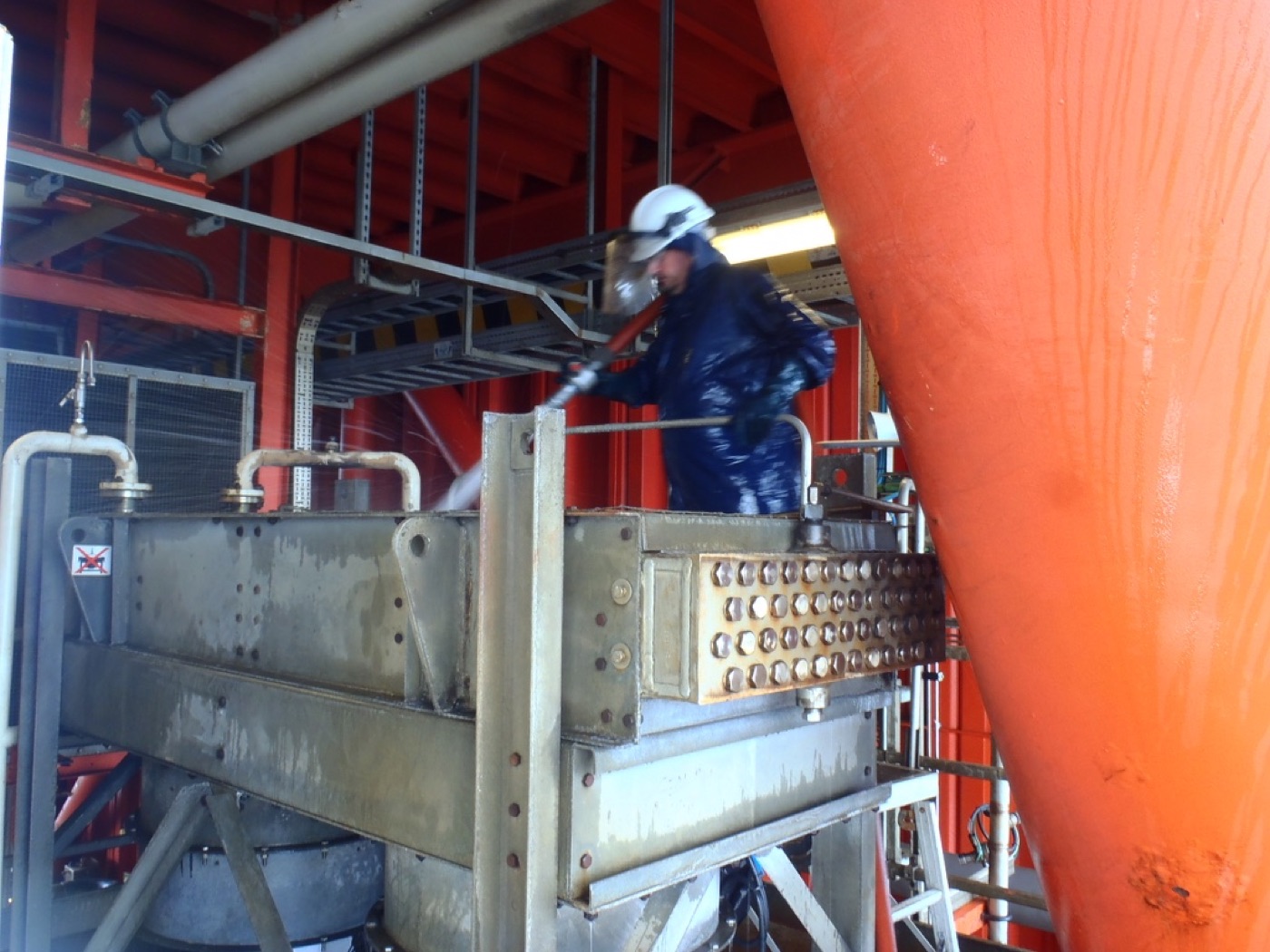 Scaffolded air cooled heat exchanger bank with cleaning support equipment nearby